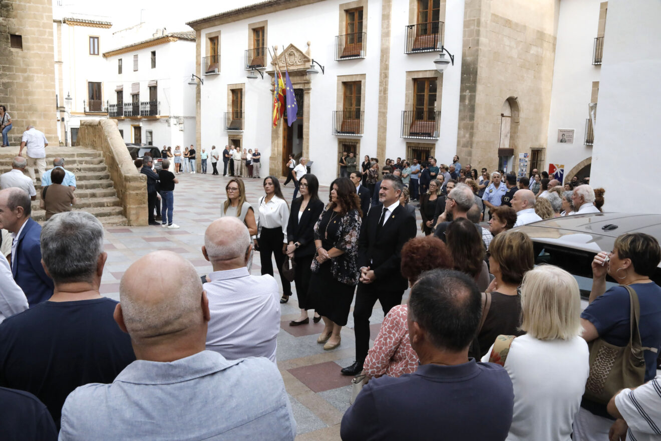 Alcaldes y vecinos de Xàbia dan el último adiós a Eduardo Monfort (6)