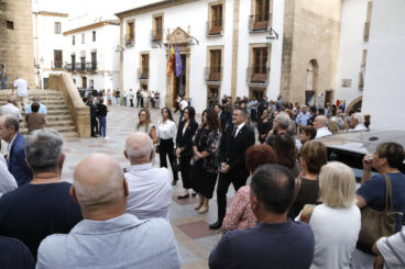 Alcaldes y vecinos de Xàbia dan el último adiós a Eduardo Monfort (6)