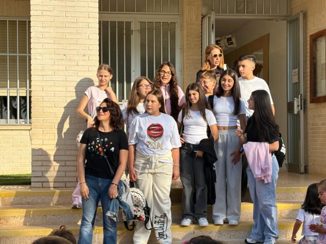 Imagen: Alumnos y profesores procedentes de Italia en el CEIP Trenc d'Alba