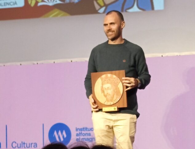 Imagen: Arnau Castell en la recogida del premio