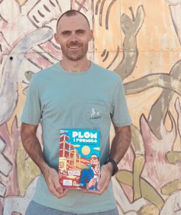 Arnau Castell con el libro que ha ganado el Premio de Valencia 2026