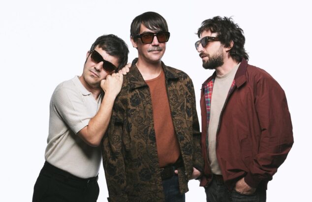 Tres músicos posando juntos para una foto promocional del festival Mar de Jávea.