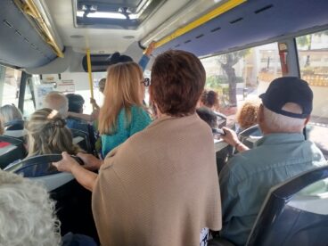 Autobús local lleno de pasajeros