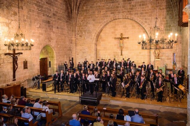 Imagen: Banda Centre Artístic Musical de Xàbia Foto Instants Fotografía
