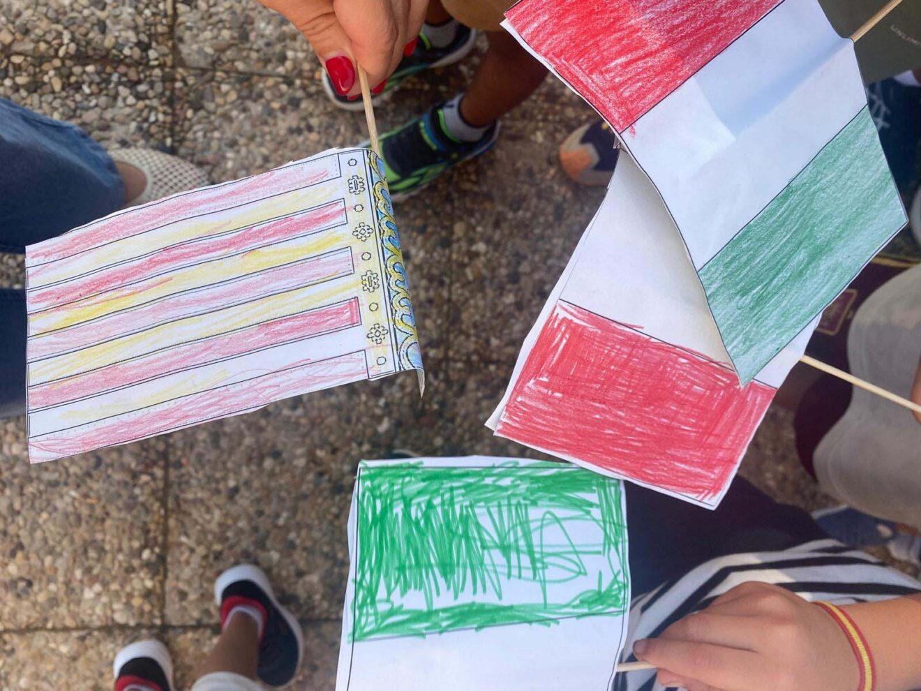 Banderas hechas por los alumnos para dar la bienvenida