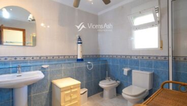 Baño ámplio de estilo mediterráneo