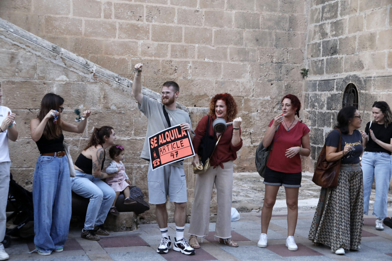 Cacerolada en Xàbia por la vivienda (1)