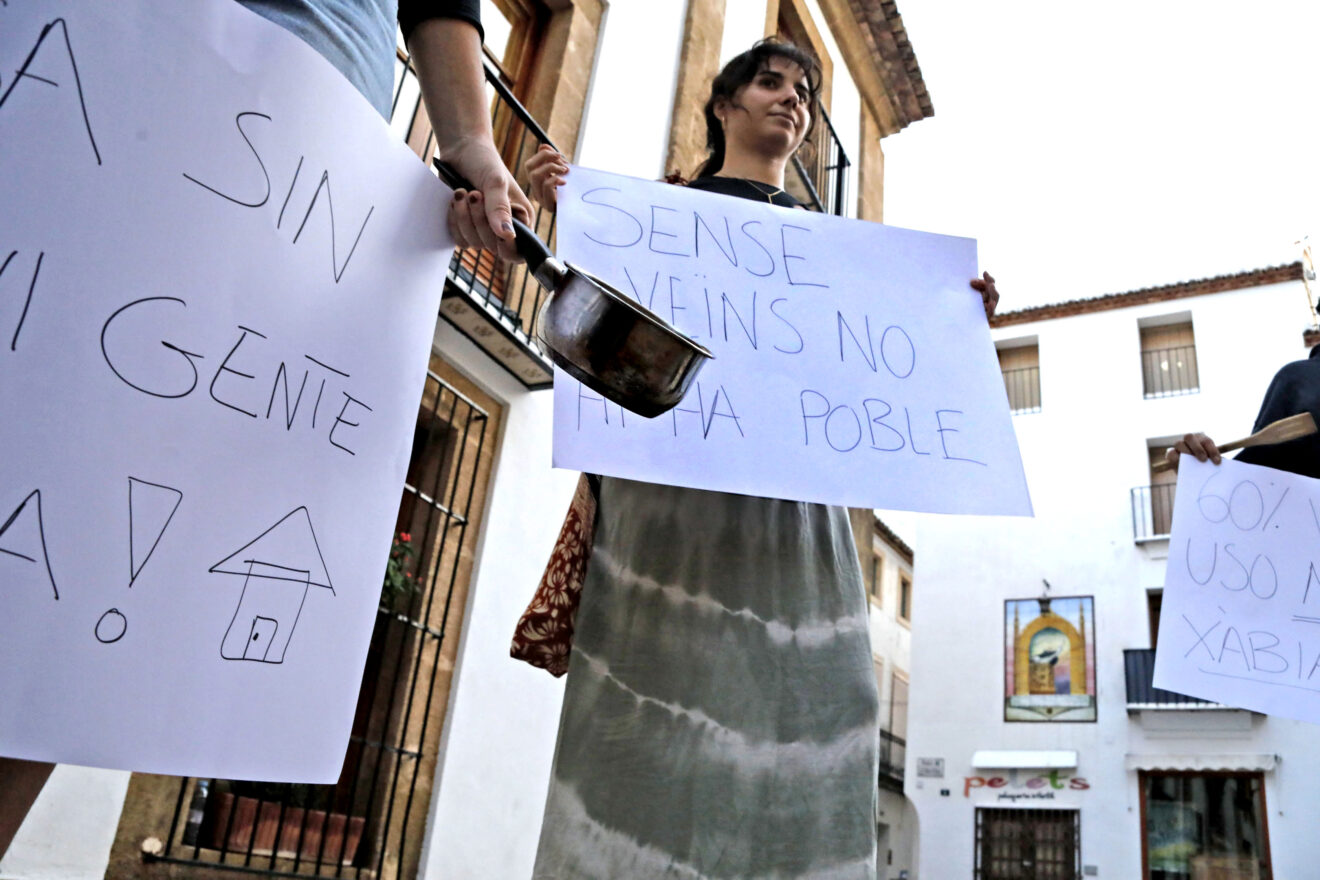 Carteles en la cacerolada en Xàbia por la vivienda