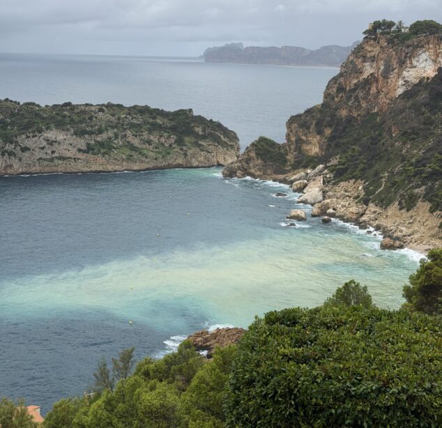 Imagen: Cala Ambolo. El agua del mar presenta un color marrón por los desprendimientos de tierra