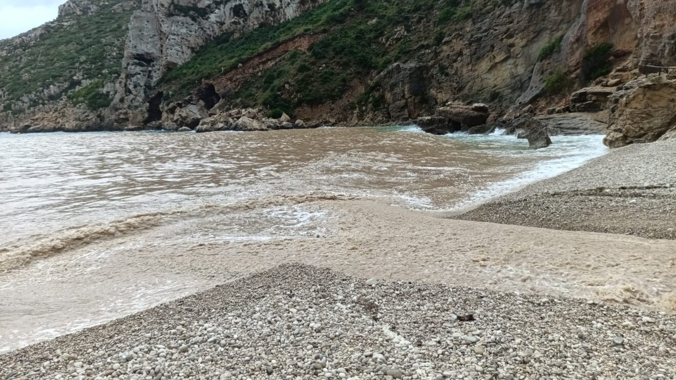 Cala de la Granadella en las intensas lluvias