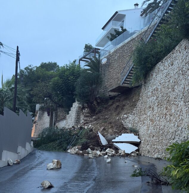 Imagen: Calle cortada en Ambolo por desprendimiento de muros