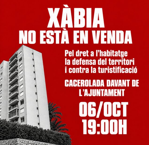 Imagen: Cartel rojo con el lema "Xàbia no està en venda" y la convocatoria a una cacerolada el 6 de octubre.