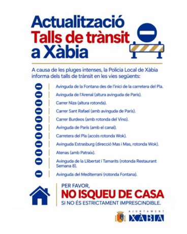 Cartel de corte de tráfico en Xàbia por las intensas lluvias