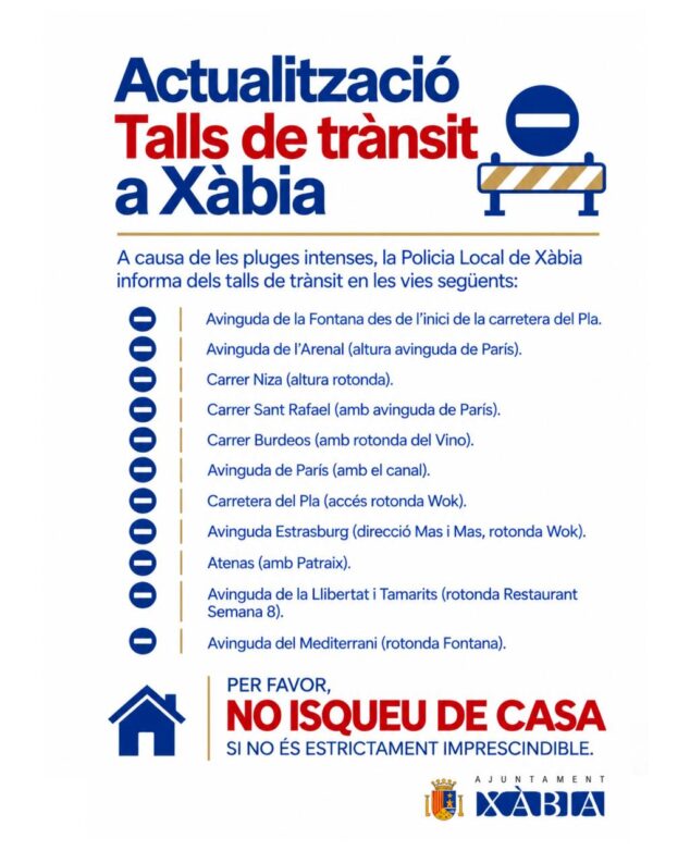 Imagen: Cartel de corte de tráfico en Xàbia por las intensas lluvias