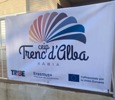 Cartel del centro escolar con el programa Erasmus +