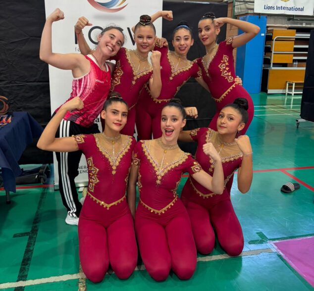Imagen: Conjunto Cadete Base del CD Montgó Xàbia y su entrenadora posan celebrando la clasificación al Campeonato de España de gimnasia rítmica.