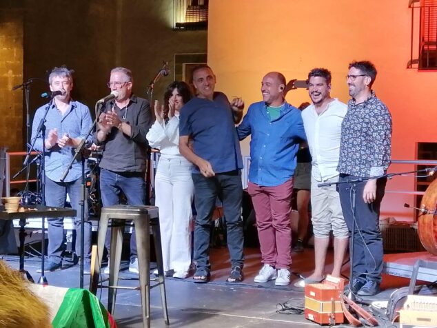Pep Botifarra y un grupo de personas celebran en un escenario tras la entrega de los Premios 9 d'Octubre en Xàbia.