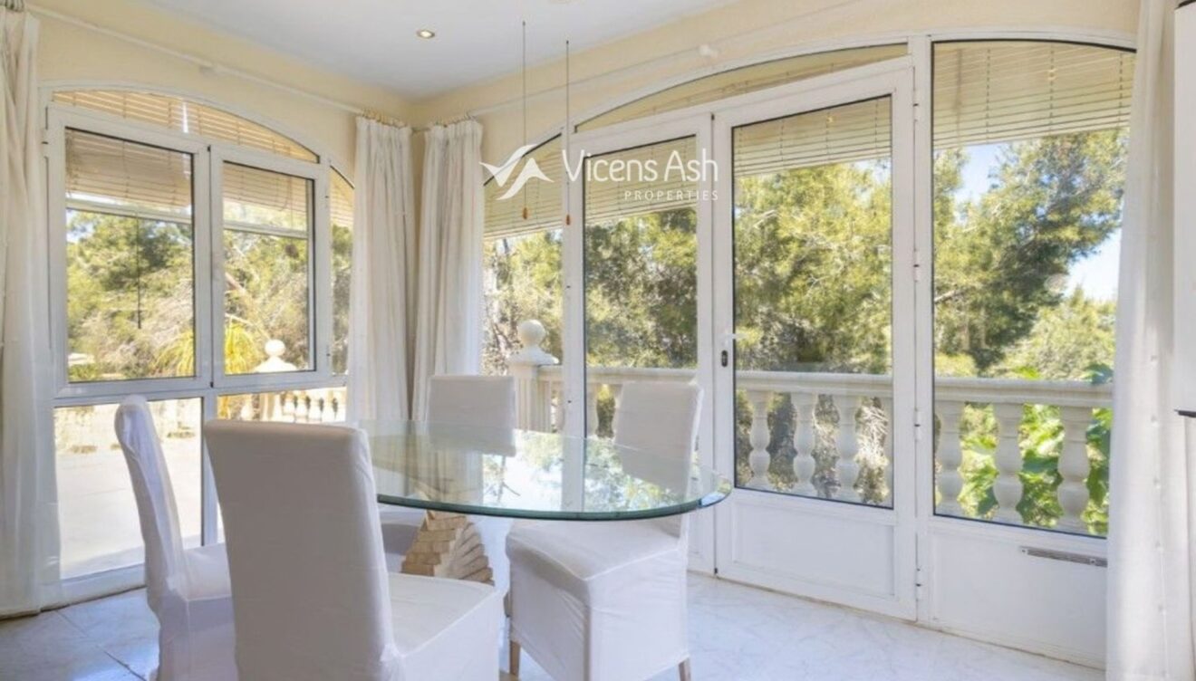 Comedor con ventanales y luz natural