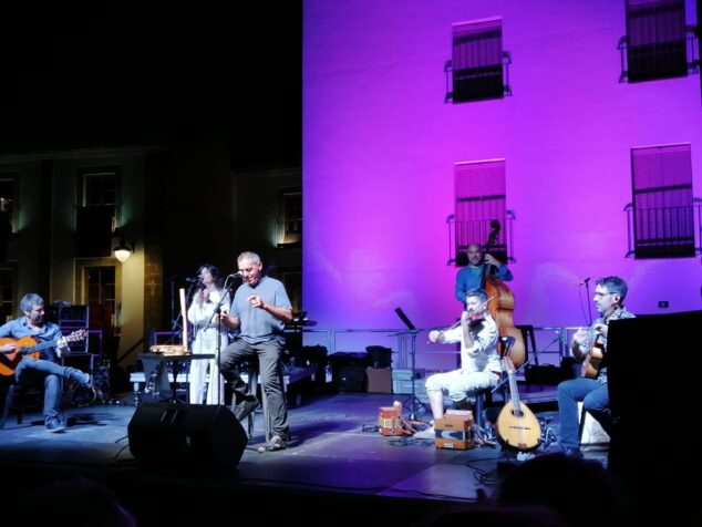 Pep Botifarra y su grupo actuando en un escenario al aire libre de noche en Xàbia.