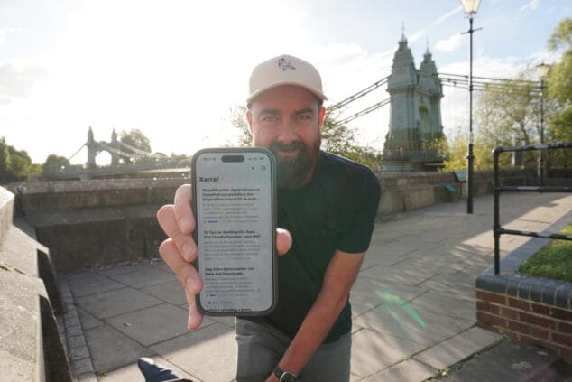 Imagen: Dani Devesa muestra su App desde el puente Hammersmith de Londres