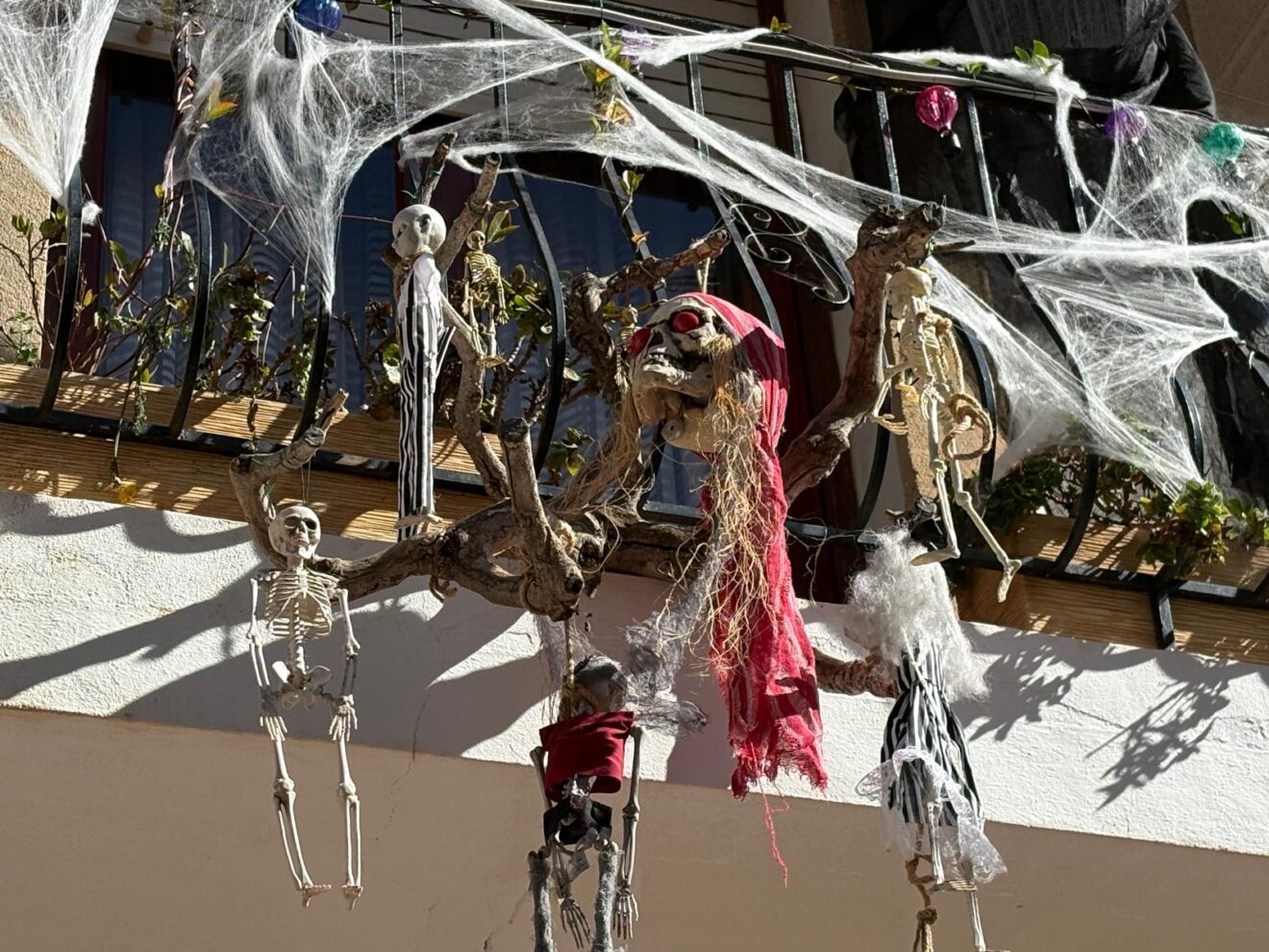 Una de las decoraciones de Halloween en un balcón de Xàbia