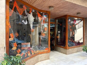 Decoración de Halloween en un escaparate del centro histórico