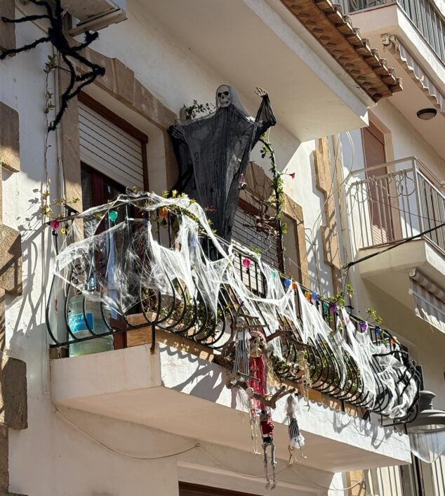 Imagen: Decoración Halloween en una vivienda de Xàbia