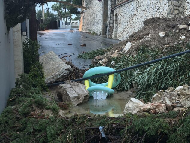Imagen: Desprendimientos en una calle de la zona de la Cala Ambolo