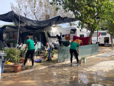 Docentes del IES La Mar ayudando en el camping afectado por la DANA en Oliva
