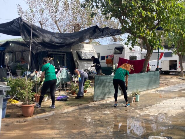 Imagen: Docentes del IES La Mar ayudando en el camping afectado por la DANA en Oliva
