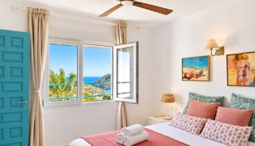 Dormitorio con vistas al mar