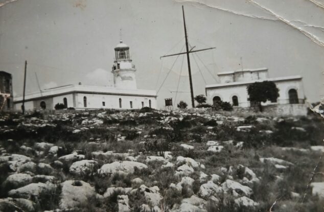 Imagen: El edificio del Semáforo y el Faro del Cabo San Antonio en 1958