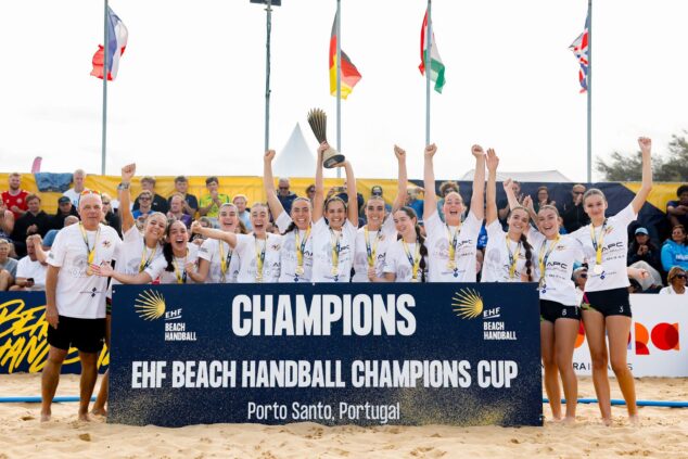 Imagen: El equipo femenino del CHXàbia playa se proclama campeón de Europa