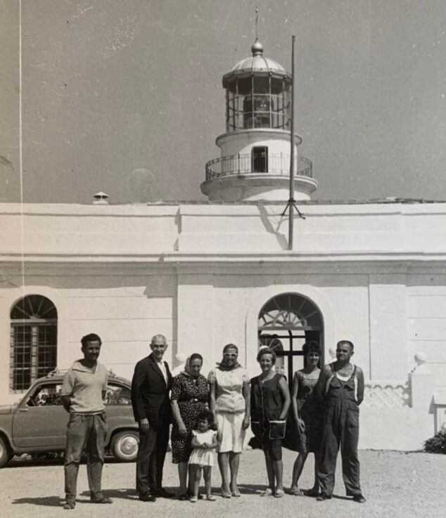 Imagen: El faro del cabo de San Antonio en 1958, cuando las familias de los vigías todavía vivían y trabajaban en este enclave de Xàbia. Imagen del archivo familiar Fresneda