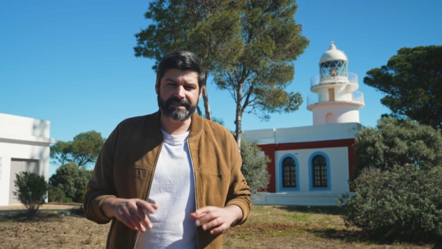 Imagen: El presentador Vicent Baydal en el Faro del Cabo San Antonio