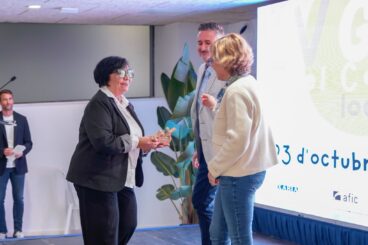 Elizabeth Paredes recoge el premio por su impulso en Barro Fiber Art