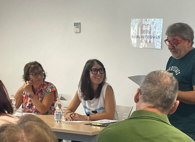 Imagen: Encarna Roselló y Maria Puig durante la presentación
