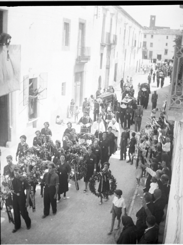 Imagen: Entierro de Vicente Tena y otros caídos cuyos cuerpos fueron recuperados al acabar la guerra | Arxiu Municipal de Xàbia-Fons Benavent