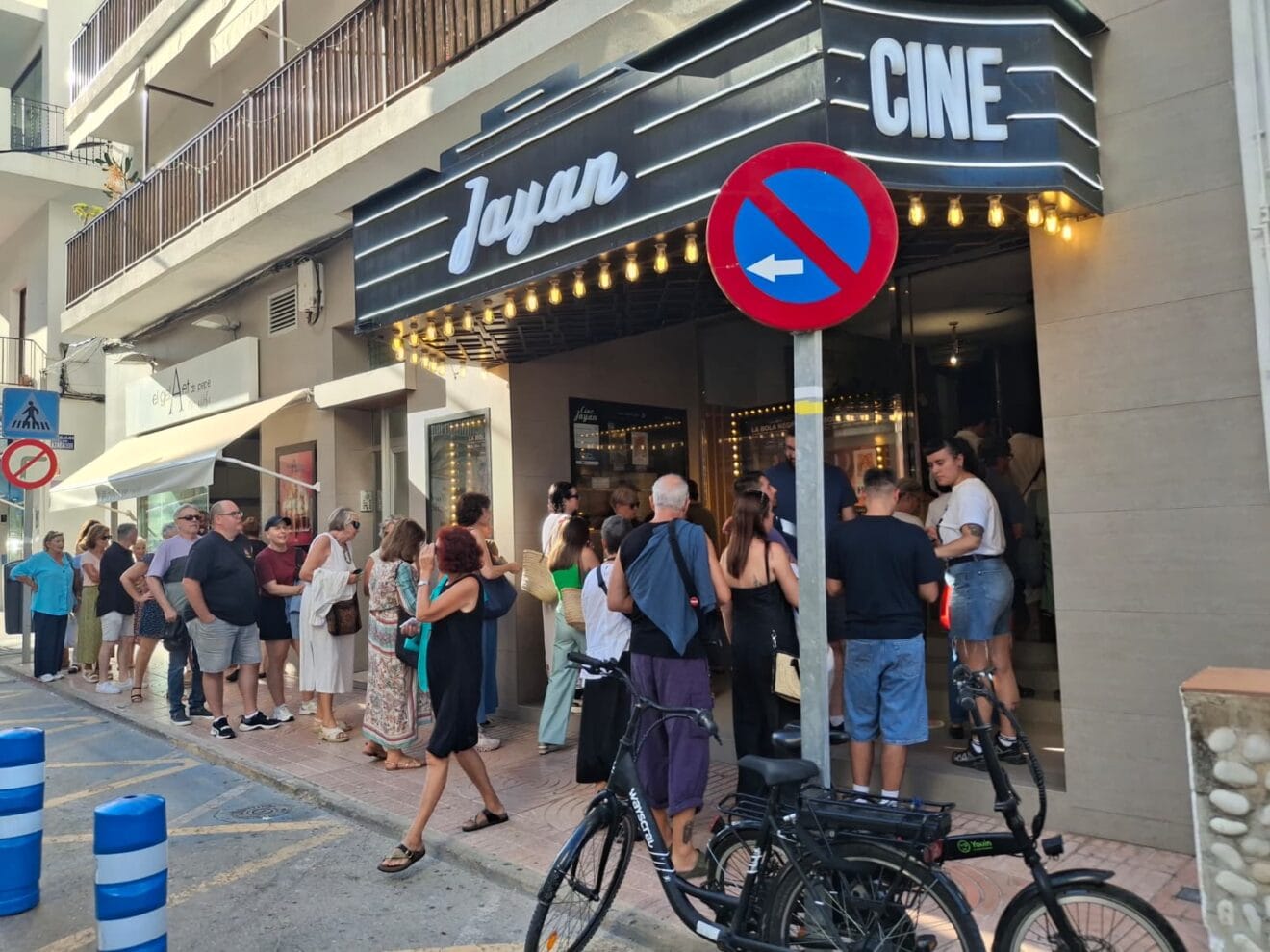 Espectadores a la entrada del cine Jayan para ver la Bola Negra (1)