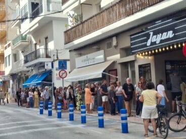 Espectadores a la entrada del cine Jayan para ver la Bola Negra (2)