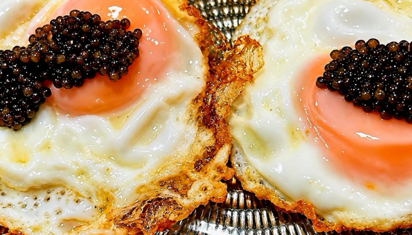 Exquisitos huevos con caviar