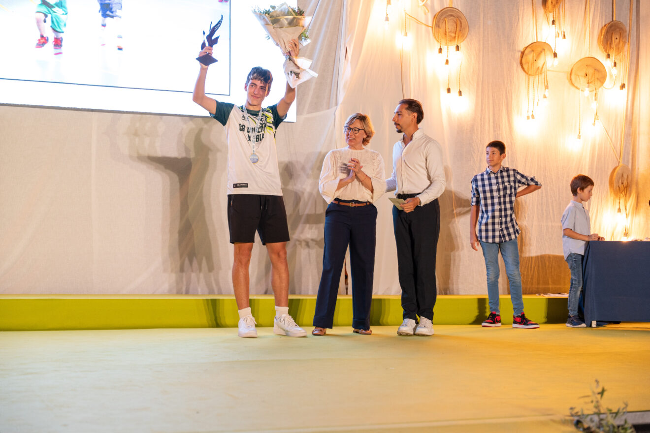 Xavi Bolufer recibe el premio en la Gala de l'esport Xàbia 2026