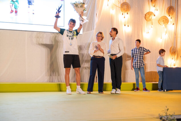 Imagen: Xavi Bolufer recibe el premio en la Gala de l'esport Xàbia 2026