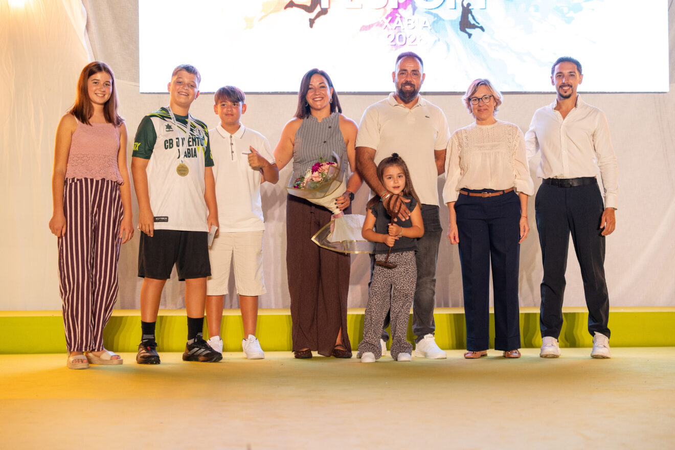 La familia Prats recogen el premio de Pepe Prats en la Gala de l'esport Xàbia 2026