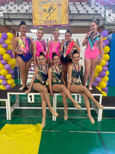 Gimnastas del Club de Gimnasia Rítmica Xàbia con sus medallas
