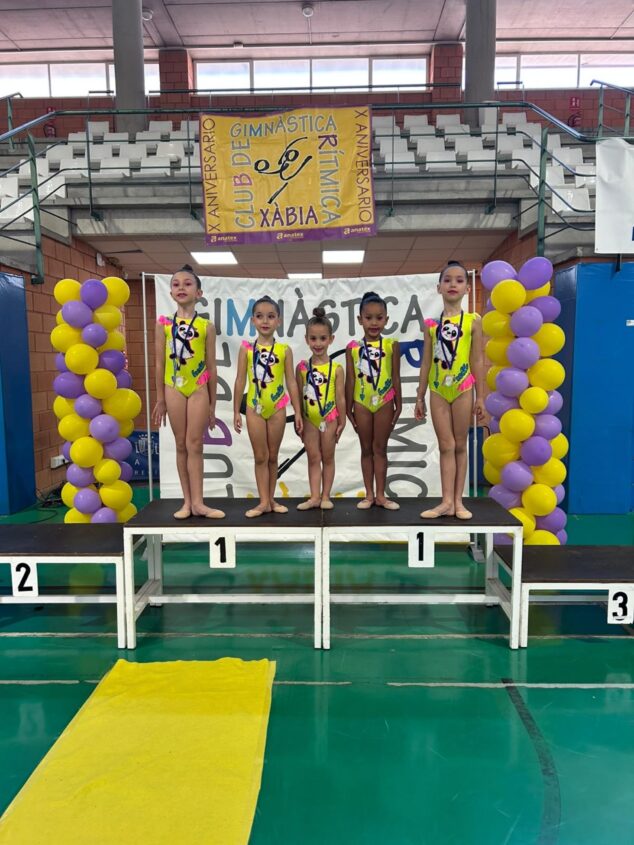 Imagen: Gimnastas del Club Xàbia en el podio.