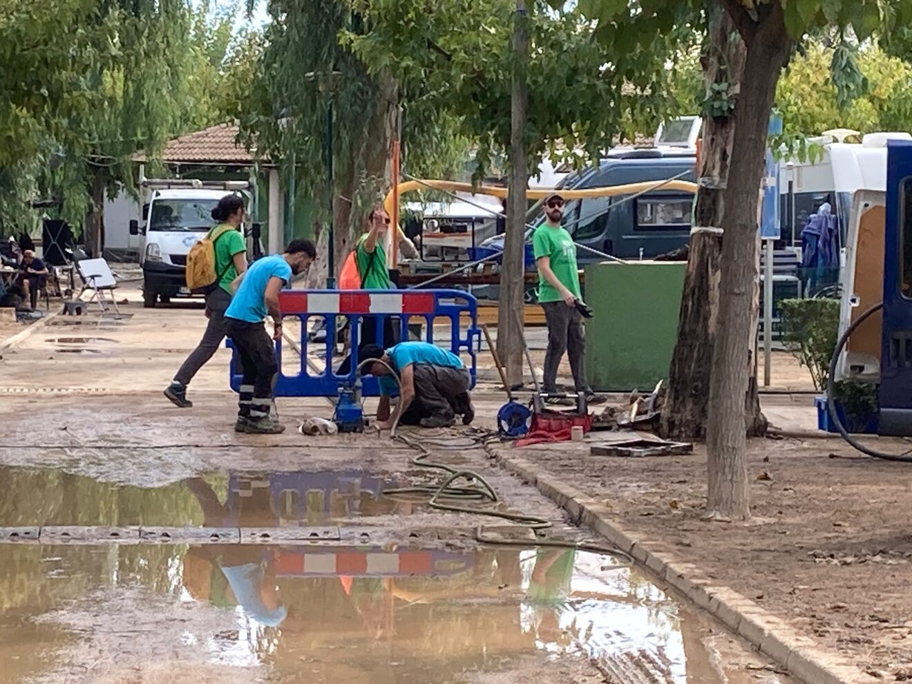 Grupo de docentes del IES La Mar en la zona del camping ayudando en las labores de limpieza