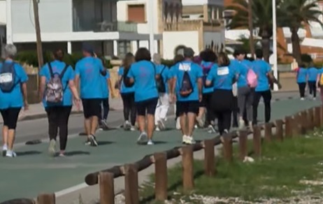 Imagen: Grupo de personas durante la marcha solidaria contra el cáncer