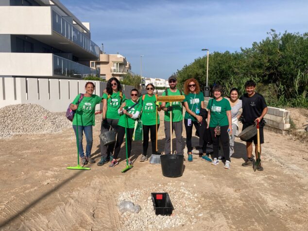 Imagen: Grupo de profesorado voluntario en ayudar a los afectados por la DANA en Oliva
