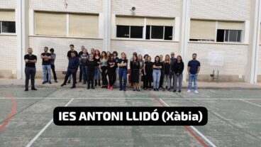 Grupo de profesores y personal del IES Antoni Llidó de Xàbia concentrados en el patio del instituto.